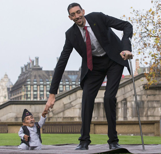 طلب غريب من أطول رجل في العالم خلال لقائه بأقصر شخصين..! صورة رقم 1