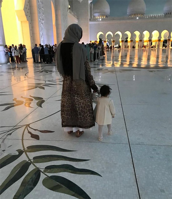 نعومي كامبل ترتدي الحجاب وتزور جامع الشيخ زايد مع ابنتها.. هل اعتنقت الإسلام؟ صورة رقم 8