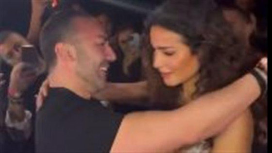 ‏فيديو: نادين نجيم تبكي بعد أن فاجأها حبيبها بخاتم ماسي وطلب يدها صورة رقم 4
