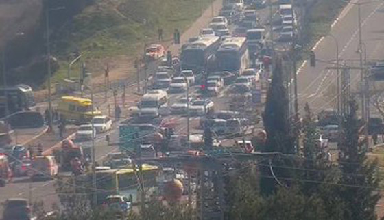 مقتل مستوطنيْن وإصابة 5 في عملية دهس بالقدس (فيديو وصور) صورة رقم 3
