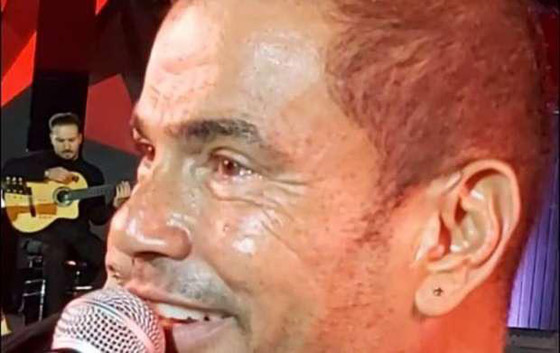انتقادات قاسية لـ عمرو دياب بعد صوره بالحلق، ونجلاء بدر تدافع عنه: 