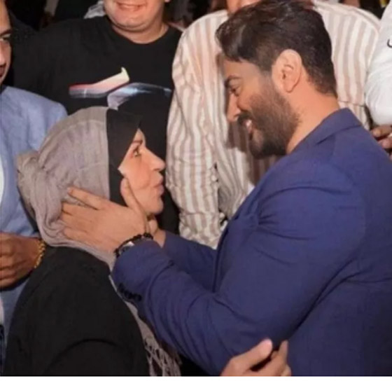 فيديو وصور: تامر حسني يكشف اسرار علاقته مع والدته وضربها له بالشبشب!  صورة رقم 1