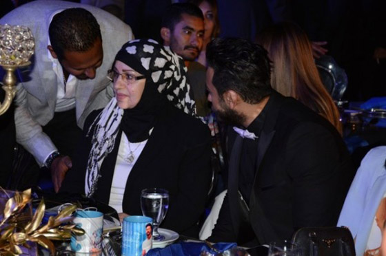 فيديو وصور: تامر حسني يكشف اسرار علاقته مع والدته وضربها له بالشبشب!  صورة رقم 6