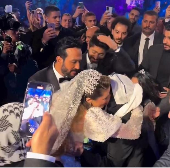 فيديو وصور: تامر حسني يكشف اسرار علاقته مع والدته وضربها له بالشبشب!  صورة رقم 3
