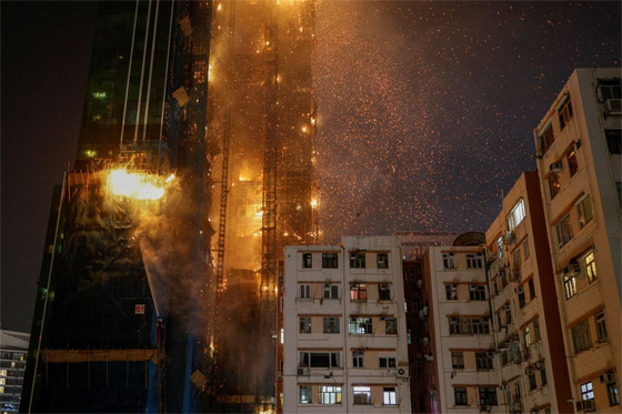 فيديو وصور: النيران تلتهم ناطحة سحاب من 42 طابقا في هونغ كونغ صورة رقم 10