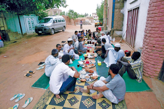 قطع الطريق على المسافرين.. أغرب عادات رمضان بالسودان صورة رقم 6