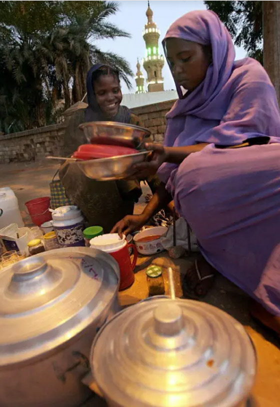 قطع الطريق على المسافرين.. أغرب عادات رمضان بالسودان صورة رقم 1