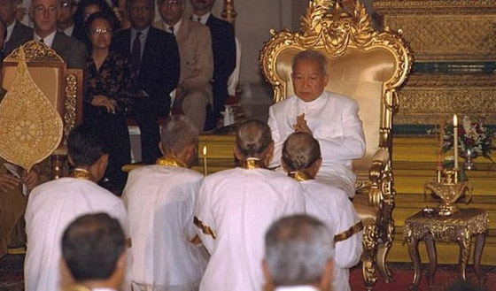 ملك كمبوديا الشقي: قصة سيهانوك الذي تنازل عن عرشه لأبيه مرتين صورة رقم 4