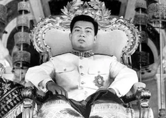 ملك كمبوديا الشقي: قصة سيهانوك الذي تنازل عن عرشه لأبيه مرتين صورة رقم 1