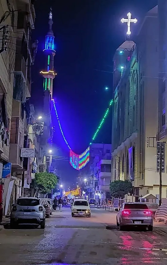 الجميع في استقبال رمضان في مصر.. كنيسة ومسجد يتشاركان بتعليق الزينة صورة رقم 3