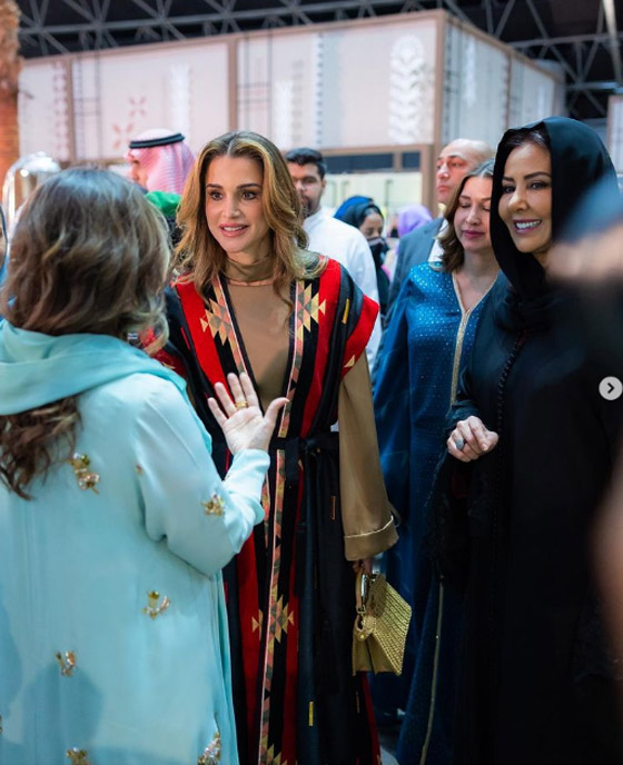 الملكة رانيا تظهر بالحجاب بعد أدائها مناسك العمرة.. فيديو صورة رقم 1