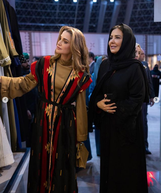 الملكة رانيا تظهر بالحجاب بعد أدائها مناسك العمرة.. فيديو صورة رقم 3