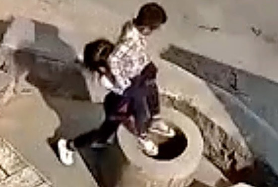 فيديو صادم: طفلة صينية تتسلى بإلقاء طفل صغير في بئر عميقة! صورة رقم 1