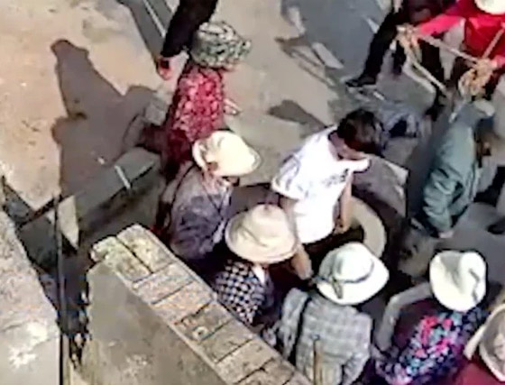 فيديو صادم: طفلة صينية تتسلى بإلقاء طفل صغير في بئر عميقة! صورة رقم 5