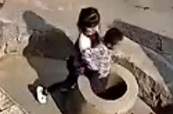 فيديو صادم: طفلة صينية تتسلى بإلقاء طفل صغير في بئر عميقة! صورة رقم 4
