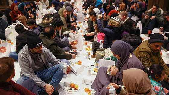 لأول مرة.. آذان المغرب يُرفع من داخل كاتدرائية مانشستر خلال إفطار جماعي صورة رقم 9