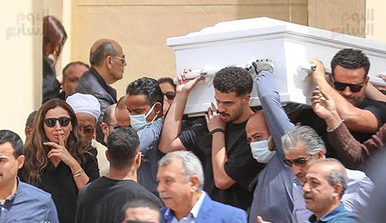 دينا الشربيني تحتضن جثمان والدها داخل المسجد باكية بهيستيريا.. وعمرو دياب يعزيها صورة رقم 2