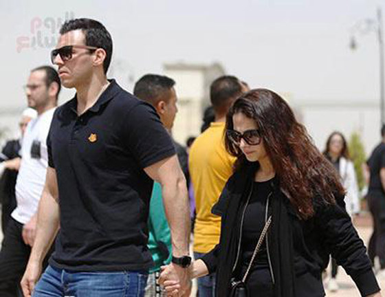 دينا الشربيني تحتضن جثمان والدها داخل المسجد باكية بهيستيريا.. وعمرو دياب يعزيها صورة رقم 4