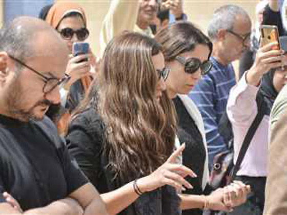 دينا الشربيني تحتضن جثمان والدها داخل المسجد باكية بهيستيريا.. وعمرو دياب يعزيها صورة رقم 5