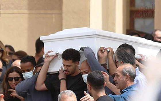دينا الشربيني تحتضن جثمان والدها داخل المسجد باكية بهيستيريا.. وعمرو دياب يعزيها صورة رقم 6