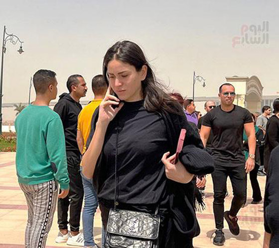 دينا الشربيني تحتضن جثمان والدها داخل المسجد باكية بهيستيريا.. وعمرو دياب يعزيها صورة رقم 8