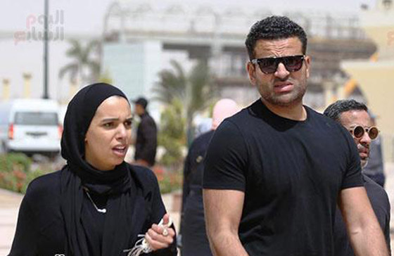 دينا الشربيني تحتضن جثمان والدها داخل المسجد باكية بهيستيريا.. وعمرو دياب يعزيها صورة رقم 11
