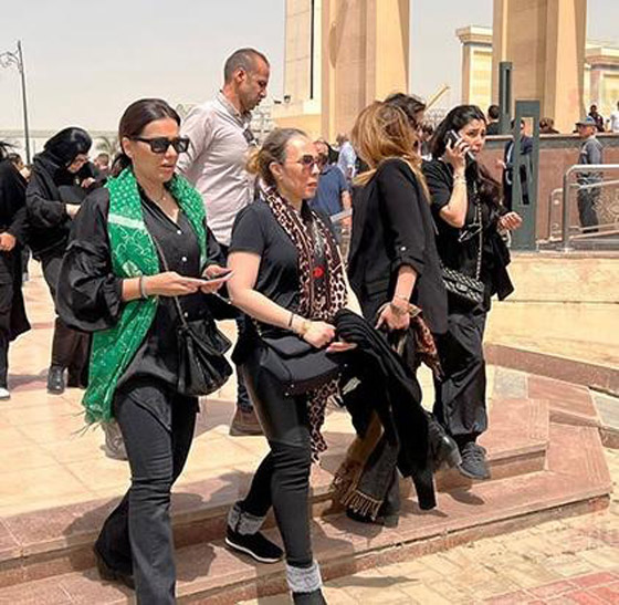 دينا الشربيني تحتضن جثمان والدها داخل المسجد باكية بهيستيريا.. وعمرو دياب يعزيها صورة رقم 13