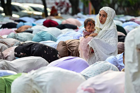 بالصور: الاحتفال بعيد الفطر حول العالم صورة رقم 2