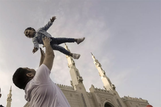 بالصور: الاحتفال بعيد الفطر حول العالم صورة رقم 16