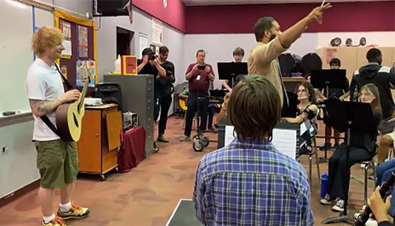 فيديو: رد فعل طلاب عندما فاجأهم المغني الشهير إد شيران.. بدأ بعضهم بالبكاء! صورة رقم 6