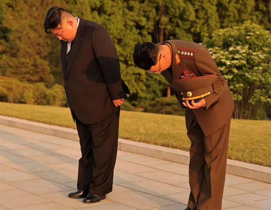 أمر غير مسبوق.. الزعيم الكوري كيم جونغ أون ينحني لهذا الرجل صورة رقم 1