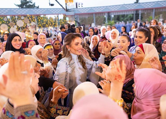 الملكة رانيا تنشر اللقطات الأولى من حفل حناء رجوة وولي عهد الأردن صورة رقم 7