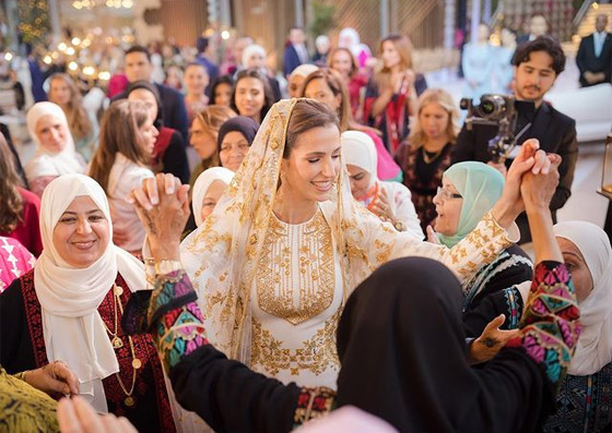الملكة رانيا تنشر اللقطات الأولى من حفل حناء رجوة وولي عهد الأردن صورة رقم 10