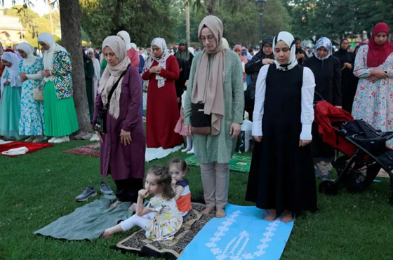 المسلمون يحتفلون بعيد الأضحى حول العالم - بالصور صورة رقم 2