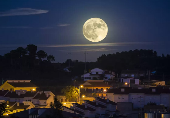 سيصبح قريبا جدا من الأرض.. القمر العملاق يزين سماء الوطن العربي اليوم صورة رقم 1