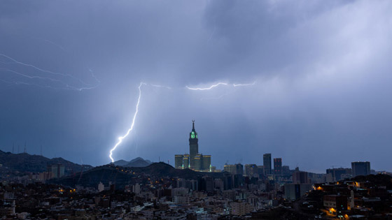 فيديو وصور: لحظات صعبة لعواصف مكة الرعدية.. صراخ وتطاير محتويات وشهامة! صورة رقم 6