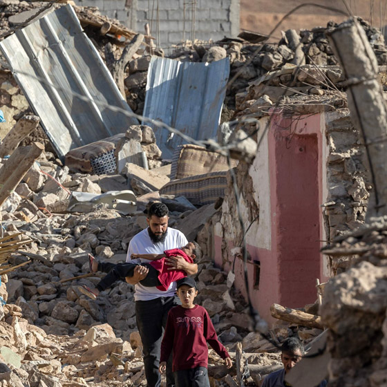 المغرب يسابق الزمن لإنقاذ المحاصرين تحت أنقاض الزلزال ويقبل المساعدة من 4 دول صورة رقم 5