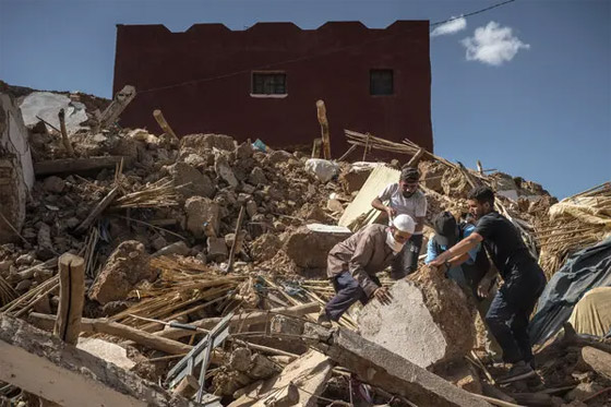 المغرب يسابق الزمن لإنقاذ المحاصرين تحت أنقاض الزلزال ويقبل المساعدة من 4 دول صورة رقم 7