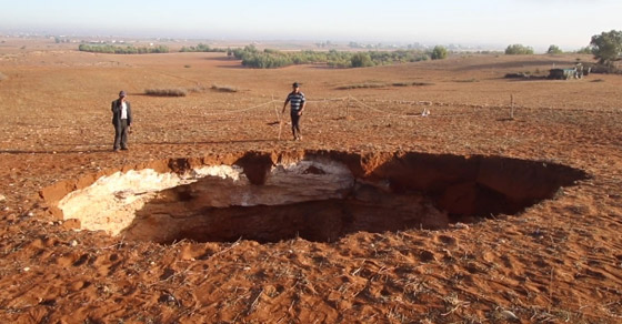 حفرة ضخمة غامضة بعمق 60 مترا تظهر فجأة في المغرب وتثير الرعب صورة رقم 1