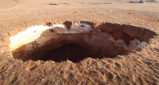 حفرة ضخمة غامضة بعمق 60 مترا تظهر فجأة في المغرب وتثير الرعب صورة رقم 2