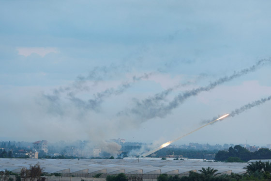 وابل من الصواريخ تطلقها فصائل بغزة على إسرائيل.. واشتباكات بين حماس والجيش الإسرائيلي عند حدود القطاع صورة رقم 1