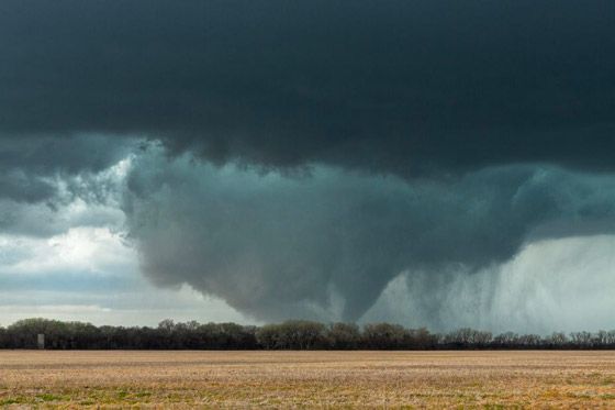 شابة كويتية تطارد العواصف وترصد صورا مذهلة للأحداث المناخية القاسية صورة رقم 13