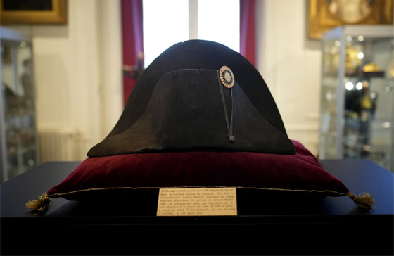 قبعة نابليون للبيع في مزاد.. وتوقعات بتحقيقها رقما كبيرا صورة رقم 1