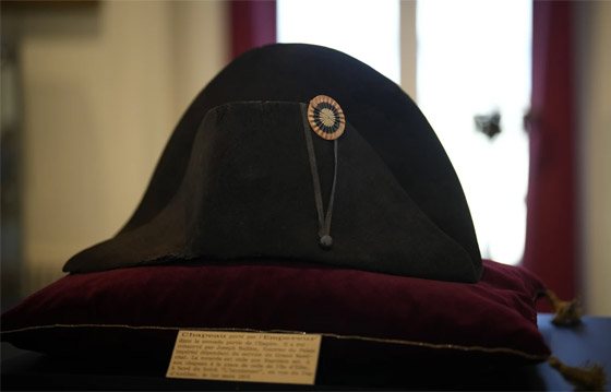 قبعة نابليون للبيع في مزاد.. وتوقعات بتحقيقها رقما كبيرا صورة رقم 7