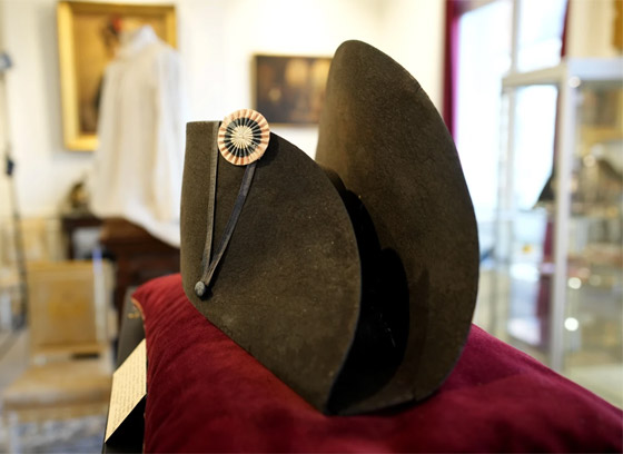 قبعة نابليون للبيع في مزاد.. وتوقعات بتحقيقها رقما كبيرا صورة رقم 5