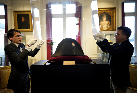 قبعة نابليون للبيع في مزاد.. وتوقعات بتحقيقها رقما كبيرا صورة رقم 3