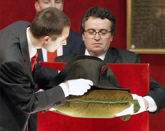 قبعة نابليون للبيع في مزاد.. وتوقعات بتحقيقها رقما كبيرا صورة رقم 9