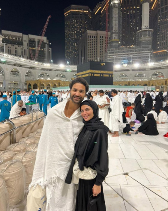 كريم فهمي يؤدي مناسك العمرة مع زوجته صورة رقم 1