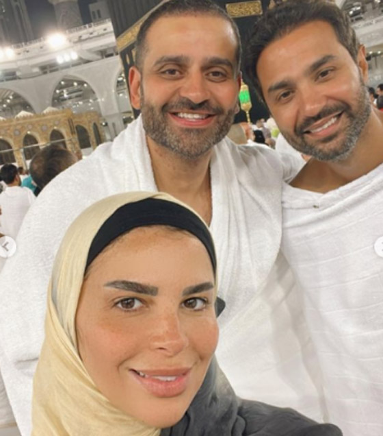 كريم فهمي يؤدي مناسك العمرة مع زوجته صورة رقم 2
