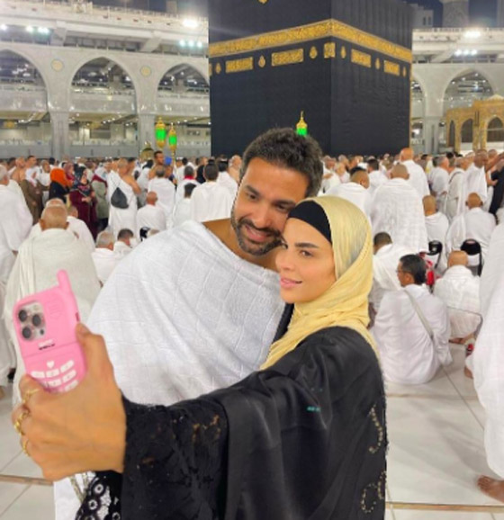 كريم فهمي يؤدي مناسك العمرة مع زوجته صورة رقم 3